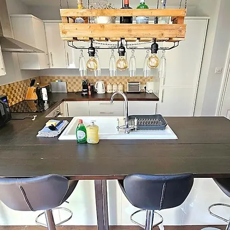 Stunning Terraced House Next To Racecourse