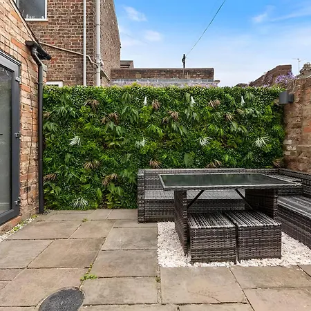 Stunning Terraced House Next To Racecourse בית נופש יורק