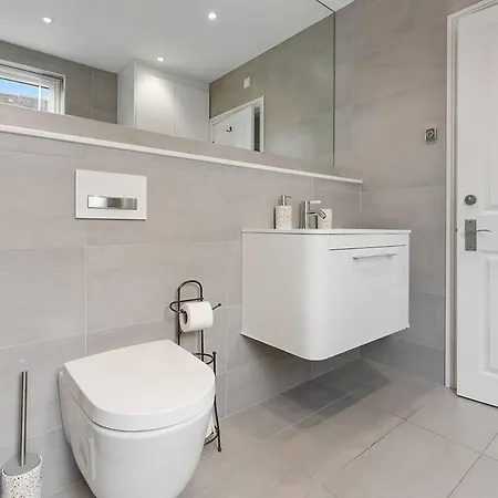 Stunning Terraced House Next To Racecourse בית נופש