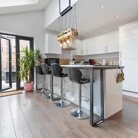 בית נופש Stunning Terraced House Next To Racecourse *