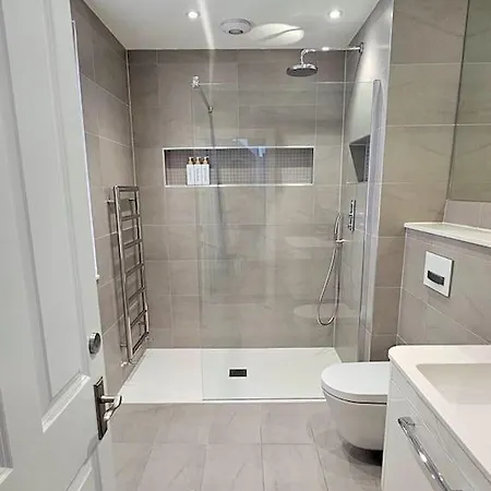 Stunning Terraced House Next To Racecourse Holiday home *