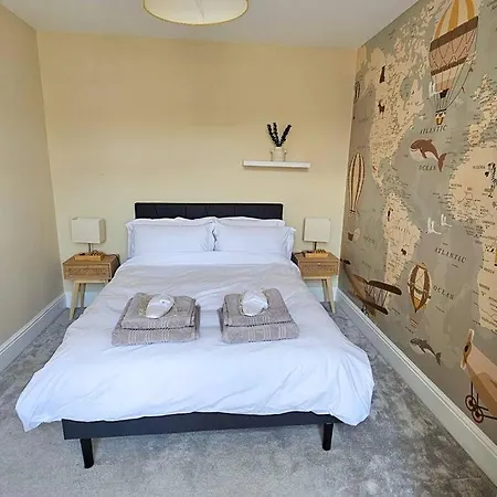 Stunning Terraced House Next To Racecourse Holiday home *