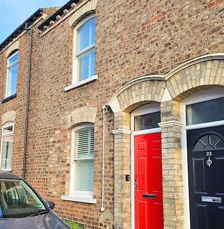 Stunning Terraced House Next To Racecourse Vakantiehuis