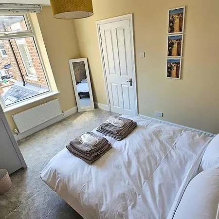 Stunning Terraced House Next To Racecourse