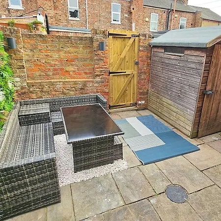 Vakantiehuis Stunning Terraced House Next To Racecourse