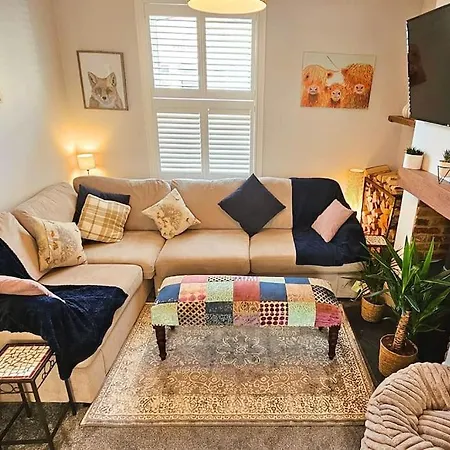 Stunning Terraced House Next To Racecourse Holiday home *