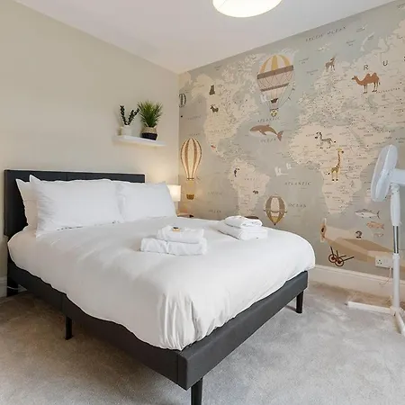 Stunning Terraced House Next To Racecourse Holiday home *