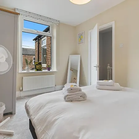 Stunning Terraced House Next To Racecourse Holiday home *
