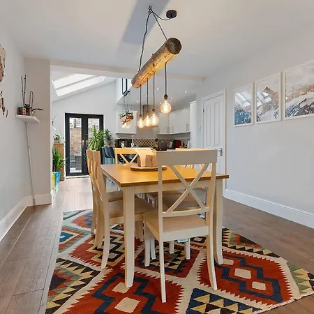Stunning Terraced House Next To Racecourse Holiday home