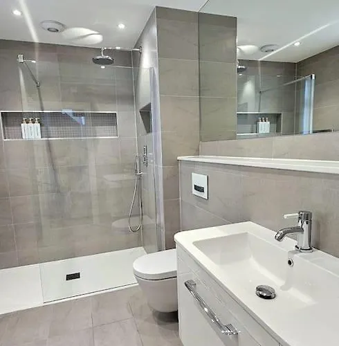 Stunning Terraced House Next To Racecourse *