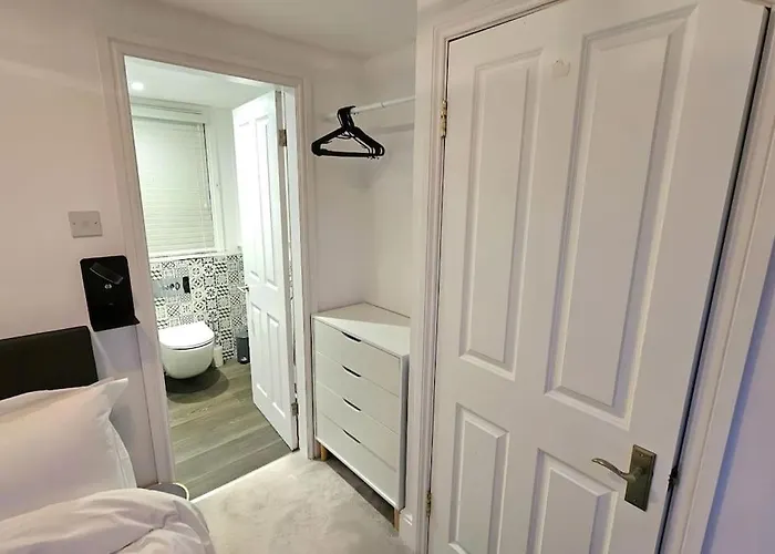 Stunning Terraced House Next To Racecourse *