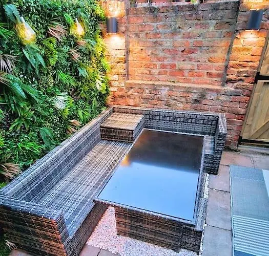 Stunning Terraced House Next To Racecourse *