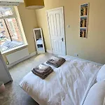 Stunning Terraced House Next To Racecourse