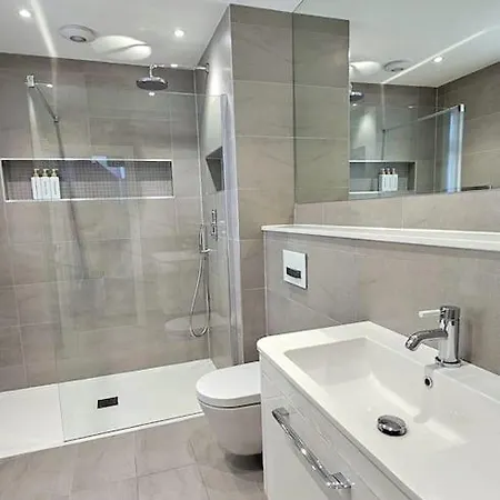 Stunning Terraced House Next To Racecourse *