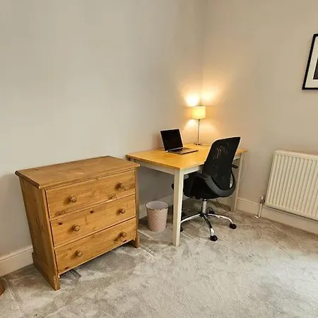 Stunning Terraced House Next To Racecourse 펜션